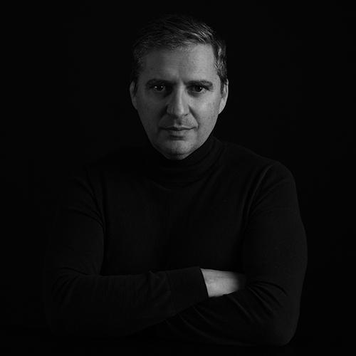 Fotografia de perfil do explicador Paulo Sampaio